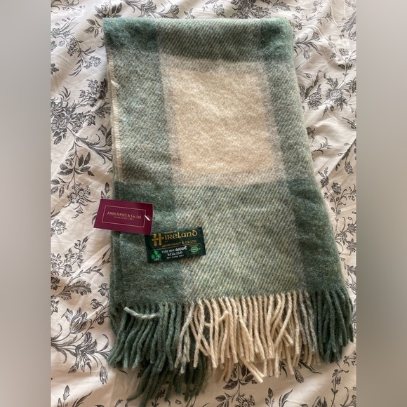 John Hanly & Co. Ltd. Wool Throw – Made in Ireland - Picture 5 of 5
